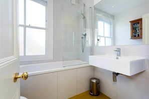 Badekar, hårtørrer, håndklæder