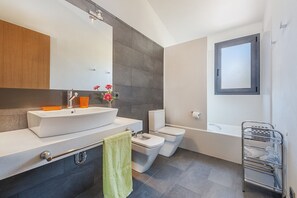 Baignoire, sĂšche-cheveux, serviettes fournies