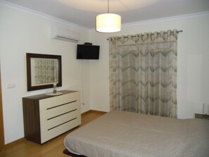 5 bedrooms, iron/ironing board, travel crib, WiFi - House 5 bedrooms with swimming pool (castro marim)