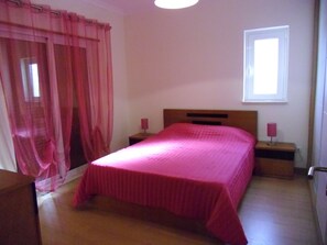 5 chambres, fer et planche à repasser, lit de bébé portatif, Wi-Fi