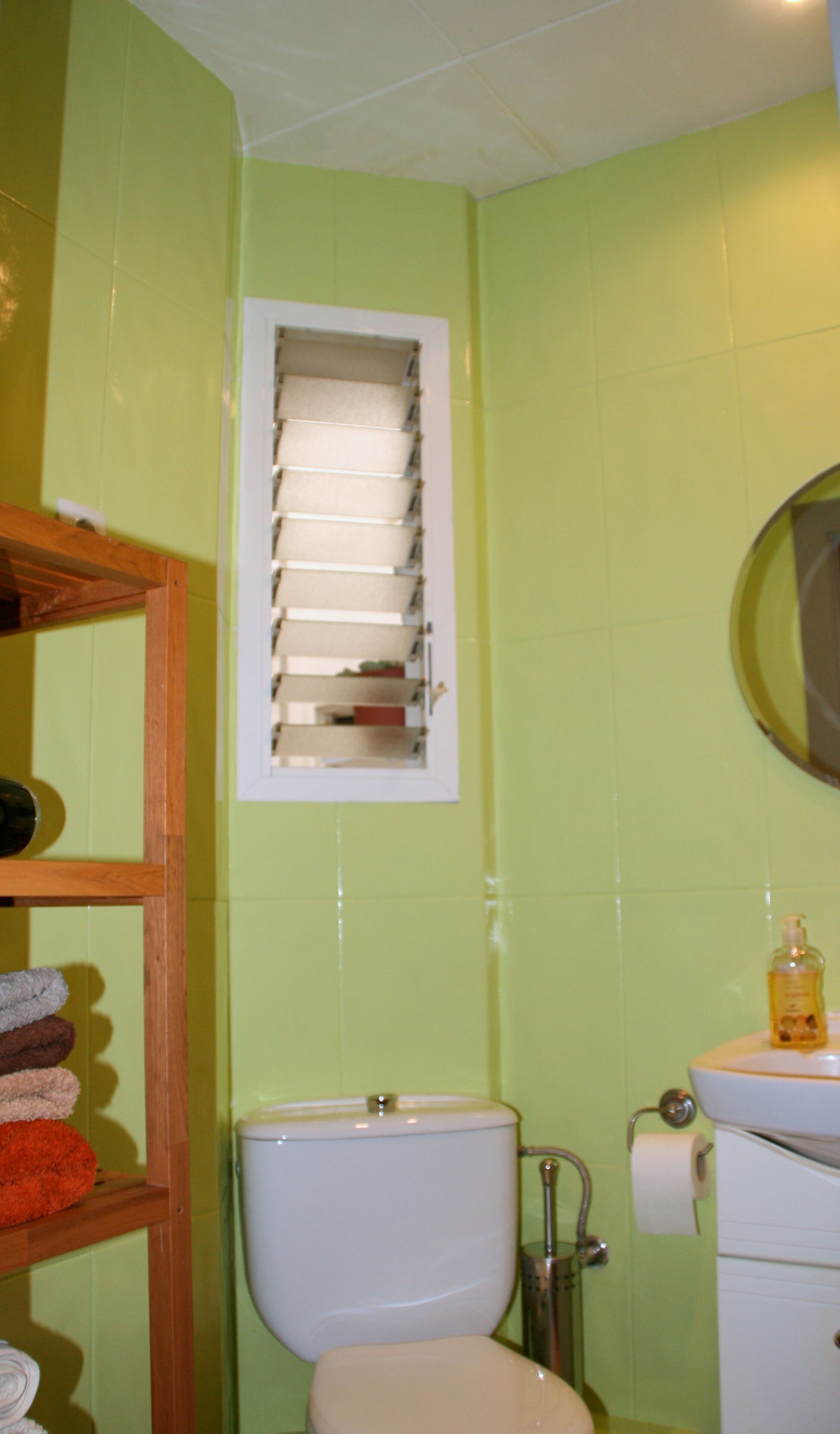 Ensemble douche/baignoire, sèche-cheveux, serviettes fournies, savon