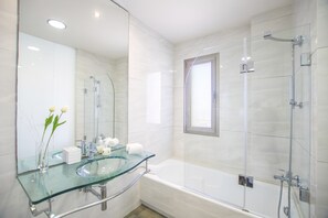Badekar, hårtørrer, bidet, håndklæder