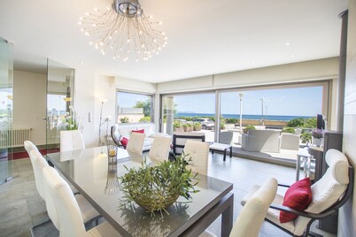 Luxury house on the front line of the sea