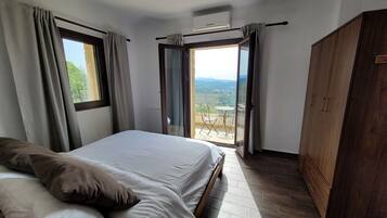 6 bedrooms, in-room safe, desk, iron/ironing board