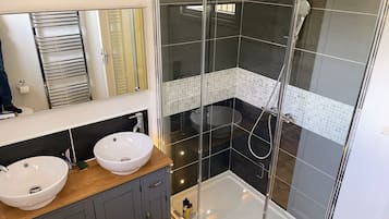 Een bad, een bubbelbad, een haardroger, handdoeken