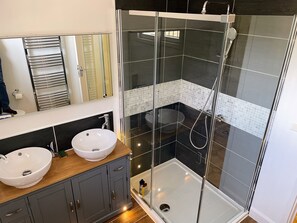 Baignoire, baignoire à remous, séchoir à cheveux, serviettes fournies