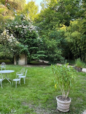 Outdoor dining - Maison de la Mare (7 rooms) along La Seine and in a wooded property. (Bois-Le-Roi)