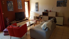 Una televisión, un reproductor de DVD, libros, una videoteca