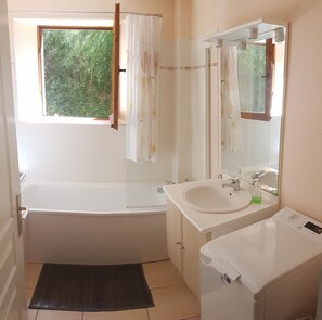 Bathtub, hair dryer, towels - Appt T4, 8 pers, 84m2 in chalet in calm close tracks, Ax 3 Domaines Bonascre (Ax-Les-Thermes)