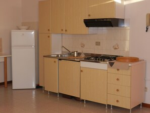 Køleskab, kaffe-/temaskine, brødrister, køkkentøj/tallerkener/redskaber