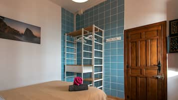 6 bedrooms, desk, iron/ironing board, travel crib