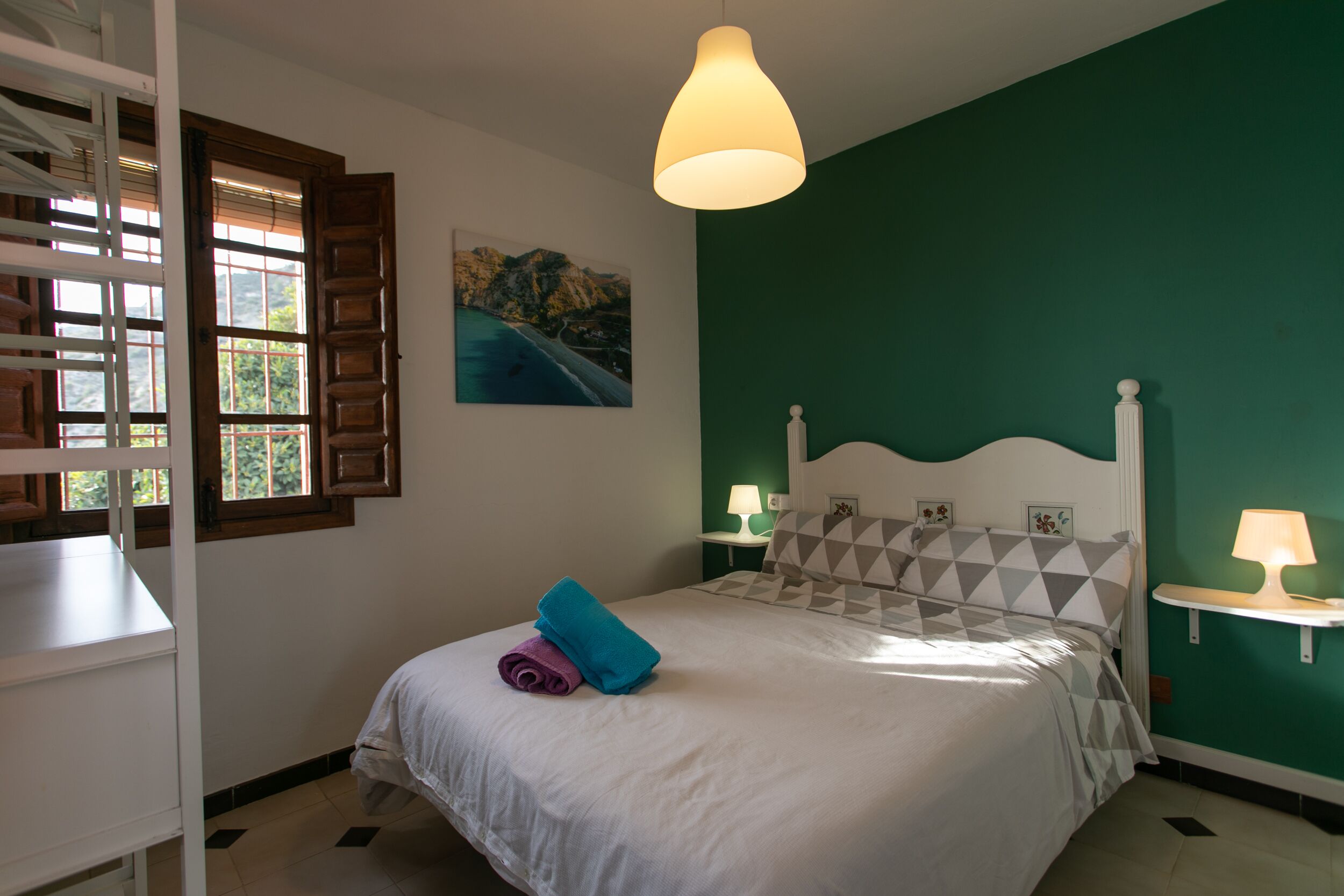 6 slaapkamers, een bureau, een strijkplank/strijkijzer, reisbedje