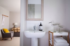 3 habitaciones, tabla de planchar con plancha, wifi y ropa de cama