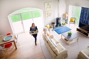 Televisión, chimenea y estéreo
