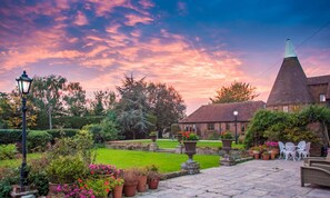 Outdoor dining - Oast House Near Battle (Battle)