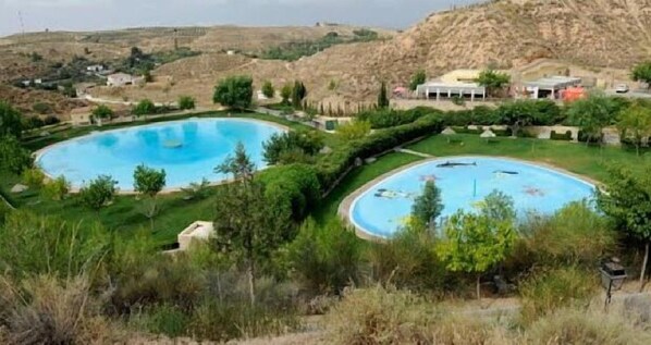 Una piscina al aire libre