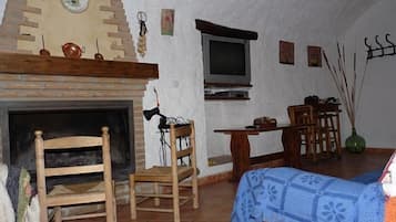 Een televisie, een open haard, tafelvoetbal en een tafeltennistafel