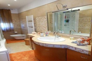 Een douche, een haardroger, handdoeken