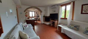 TV connectée, livres, chaîne hi-fi