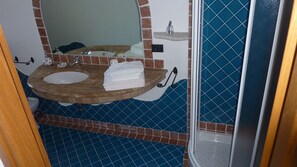 Chuveiro/banheira combinados, secador de cabelo, bidê, toalhas de banho