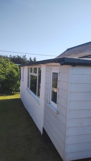 Exterior - 3 bedroom holiday bungalow on the beach front, Point Clear Essex (Clacton-on-Sea)