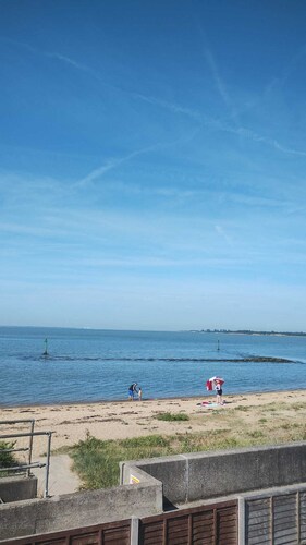 3 bedroom holiday bungalow on the beach front, Point Clear Essex