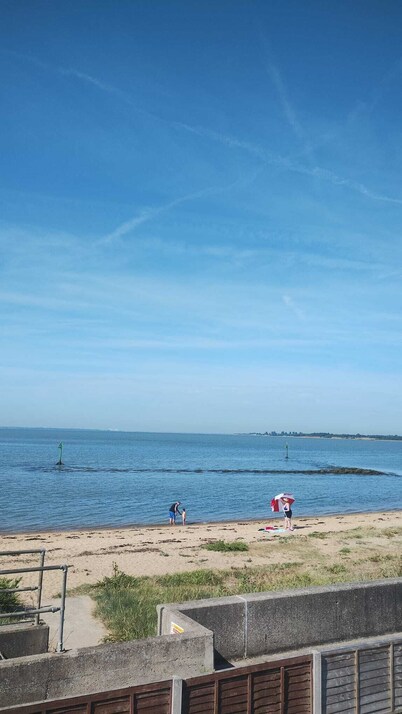3 bedroom holiday bungalow on the beach front, Point Clear Essex