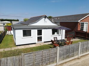 Exterior - 3 bedroom holiday bungalow on the beach front, Point Clear Essex (Clacton-on-Sea)