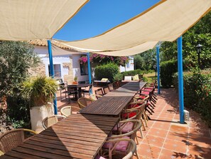 تناول الطعام بالخارج