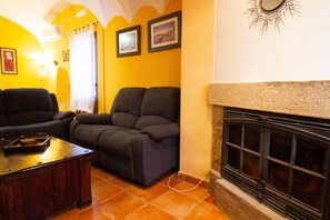 Télévision, cheminée, livres