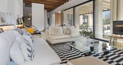 Exclusiva villa de piedra de diseño con vistas a las montañas