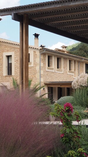 المنشأة من الخارج