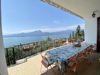 Villa I Gelsomini, 6 Bedrooms, Garden, Terrace, Stunning View of Lake Garda