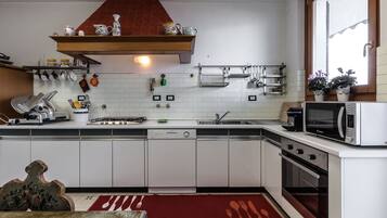 Kylskåp, mikrovågsugn, ugn och spishäll