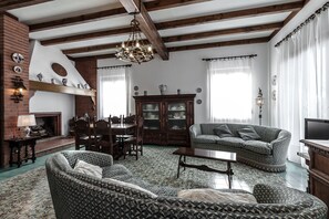 Smart TV, fireplace, DVD player, books