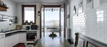 Villa I Gelsomini, 6 Bedrooms, Garden, Terrace, Stunning View of Lake Garda