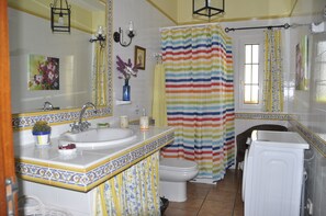 Duschwanne, Haartrockner, Bademäntel, Bidet