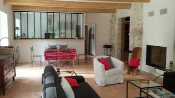 Fernseher, Kamin, DVD-Player, BĂŒcher