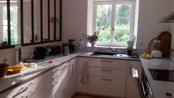 KĂŒhlschrank, Mikrowelle, Ofen, Herdplatte