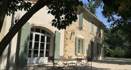 Mas provencal with old pool very quiet close to Chateauneuf du Pape