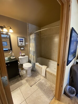 Traditional Quadruple Room, Multiple Beds, Jetted Tub | Bathroom