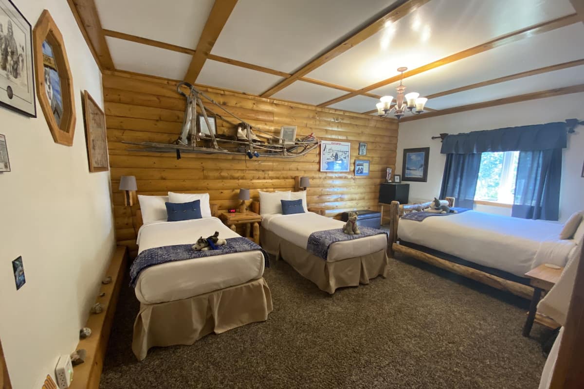 Habitación cuádruple Premium, varias camas, hidromasaje, vista a la montaña | Ropa de cama de alta calidad y decoración personalizada