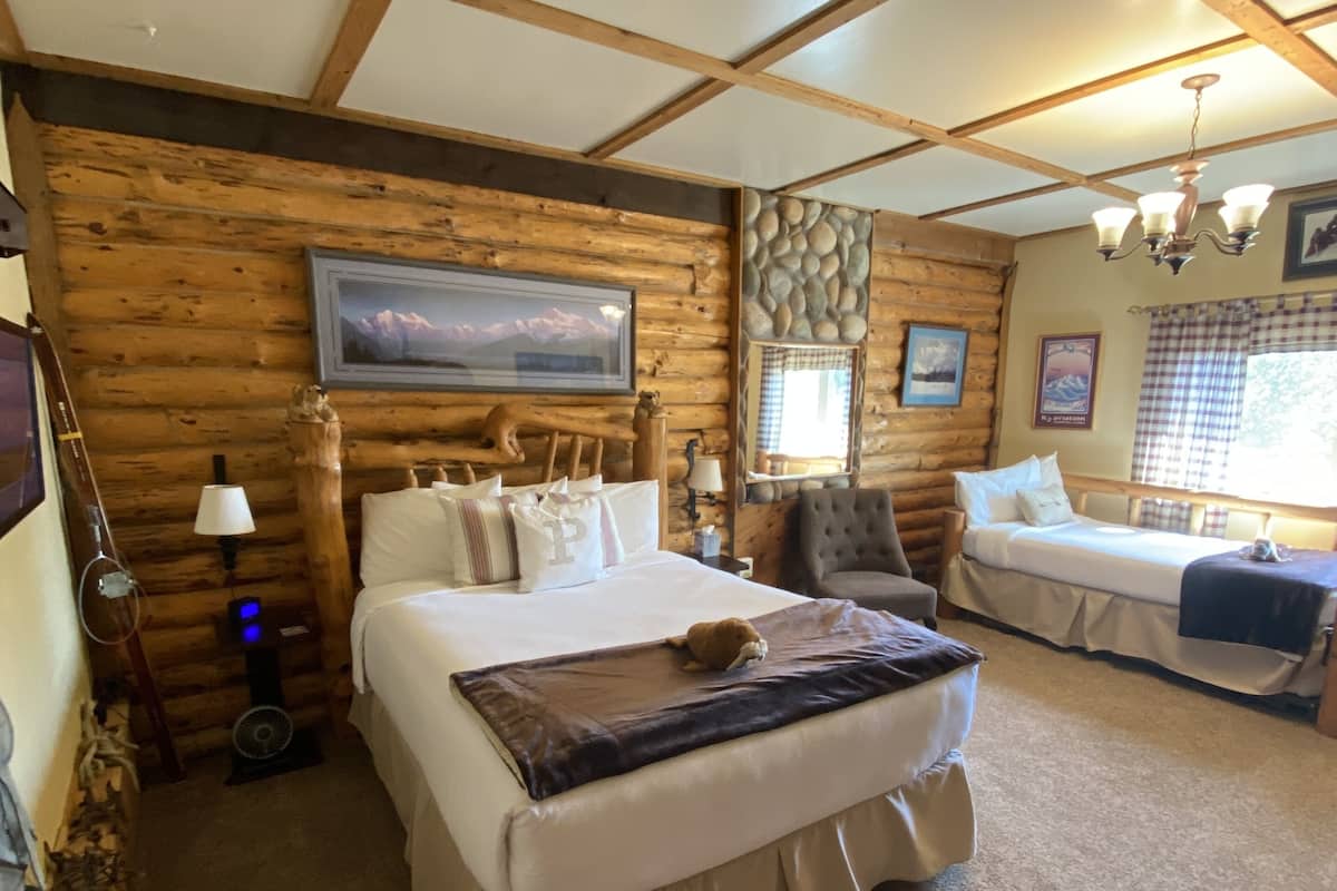 Habitación cuádruple tradicional, varias camas, hidromasaje | Ropa de cama de alta calidad y decoración personalizada