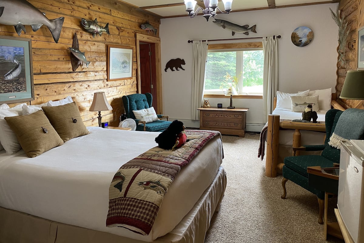 Habitación cuádruple Confort, varias camas, tina, vista a la montaña | Ropa de cama de alta calidad y decoración personalizada
