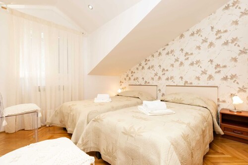 Chic 2-Bedroom Apartment, Perfect for 4