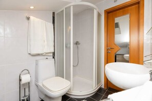 Douche, séchoir à cheveux, serviettes fournies