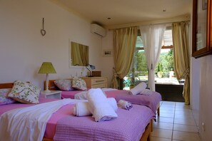 3 bedrooms, iron/ironing board, travel cot, free WiFi - Spacious villa in extensive private grounds overlooking Ahai bay near Erimitis (Mpoikatika)