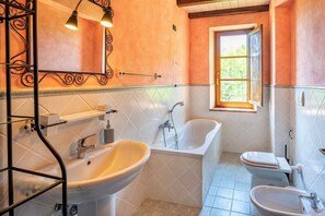 Combinazione doccia/vasca, asciugacapelli, bidet, asciugamani