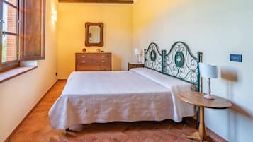 4 bedrooms, iron/ironing board, WiFi, bed sheets