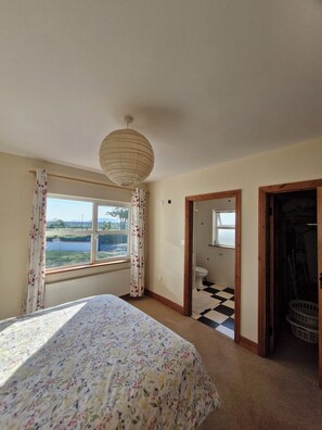 3 chambres, fer et planche à repasser, Wi-Fi gratuit, draps fournis